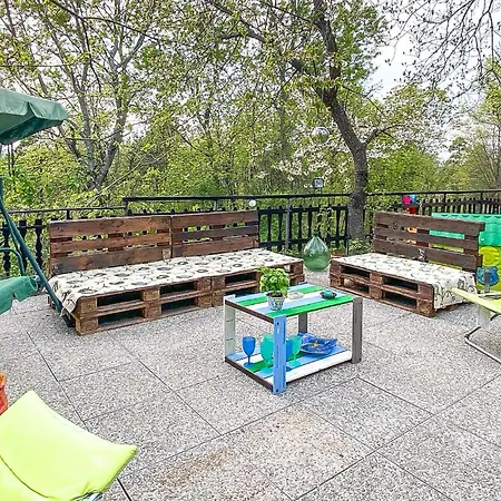 Pet Friendly In With Kitchen *