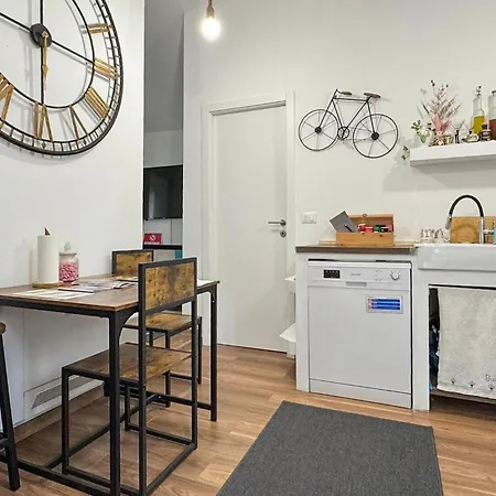 Pet Friendly In With Kitchen *
